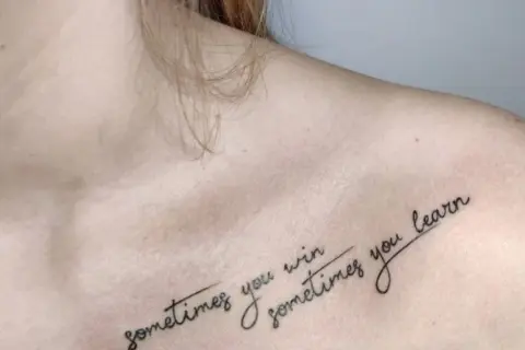 Delikatny tatuaż na dekolcie z napisem "sometimes you win, sometimes you learn".