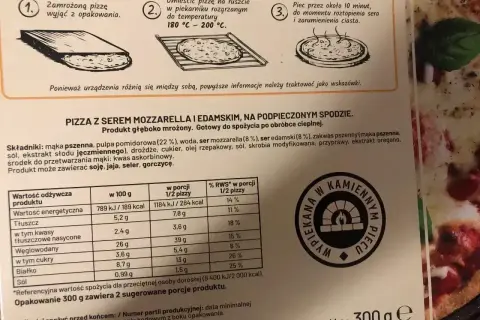 Jak piec pizzę w piekarniku: wyjmij z opakowania, umieść na ruszcie w 180-200°C, piecz 10 min.