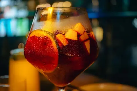 Orzeźwiająca sangria z owocami, idealna na letnie wieczory. Prosty przepis na domową sangrię.