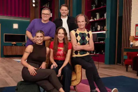 Das Ensemble von lol staffel 7 posiert fröhlich für die Kamera.