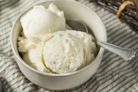 Pyszne lody śmietankowe, idealne na lato. Ten przepis na lody śmietankowe jest prosty i szybki.