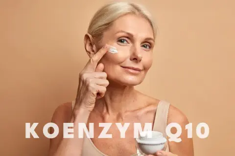Kobieta aplikuje krem z koenzymem Q10. Czy stosować go rano czy wieczorem?