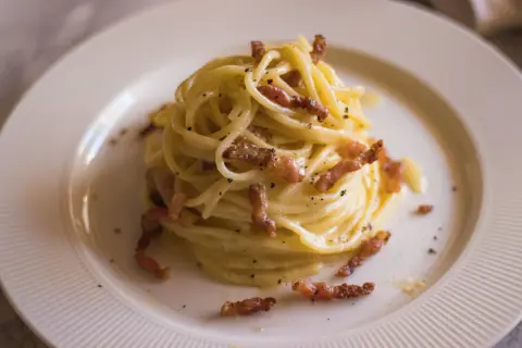 Prawdziwa Carbonara: Śmietana? Nigdy! Sekret idealnej emulsji