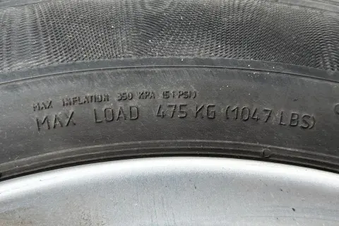 Oznaczenie opon: maksymalne ciśnienie 350 kPa (51 PSI), maksymalne obciążenie 475 kg (1047 funtów).