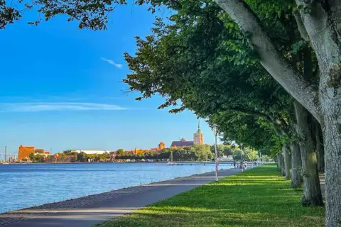 Uferpromenade in Stralsund mit Blick auf die Altstadt. Hier kann man in Stralsund spazieren gehen, die frische Brise genießen und die historische Kulisse bewundern.