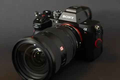 Un nouvel appareil photo Sony Alpha 7R, prêt à capturer le monde avec une qualité exceptionnelle.