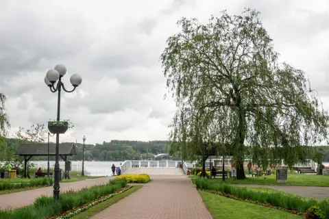 Spacer po deptaku w Mrągowie. Wierzba płacząca i latarnia przy ścieżce prowadzącej nad jezioro.