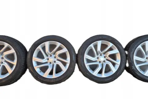 Cztery felgi aluminiowe do Range Rover Vogue z oponami Pirelli Scorpion Zero.