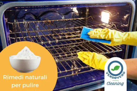 Mani con guanti gialli puliscono le griglie del forno con una spugna blu. Una ciotola di bicarbonato suggerisce rimedi naturali per pulire.