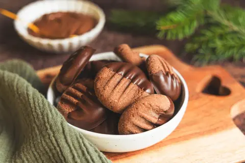 Schokoladige Nutella Cookies in einer Schale, bereit zum Genießen.