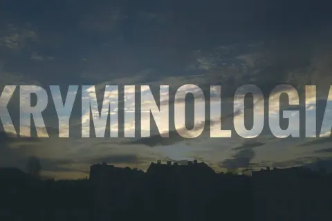 Napis KRYMINOLOGIA na tle zachodzącego słońca nad miastem.