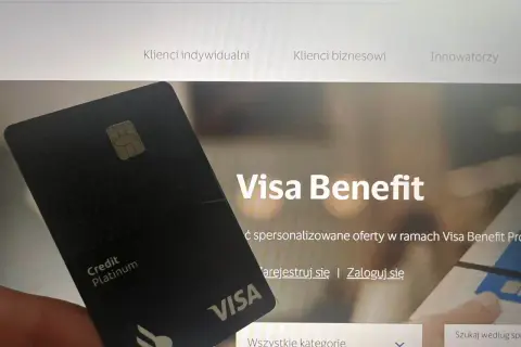 Karta Visa Platinum na tle strony Visa Benefit. Odkryj spersonalizowane oferty w ramach visa program lojalnościowy.