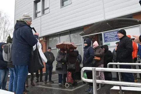 Mieszkańcy zebrani przed Spółdzielnią Mieszkaniową "Bródno" dyskutują, kto nadzoruje spółdzielnie mieszkaniowe.