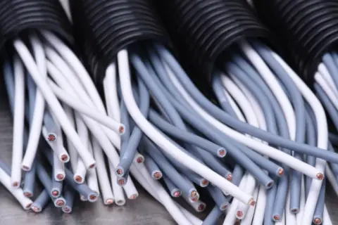 Jaki kabel elektryczny do ziemi do domu? Wybierz bezpieczne rozwiązanie