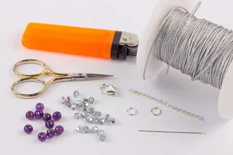 Jak stworzyć bransoletkę makramową DIY - proste instrukcje i materiały