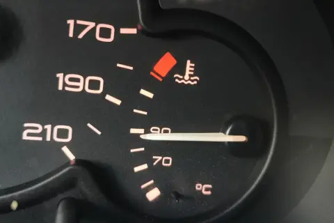 Wskaźnik pokazuje, że temperatura oleju w silniku jest bliska 90°C.