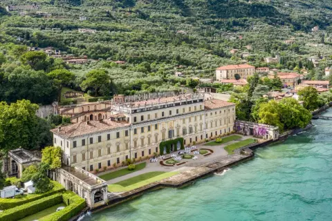 Villa Bettoni, imponente residenza affacciata sul lago, circondata da verde e colline.