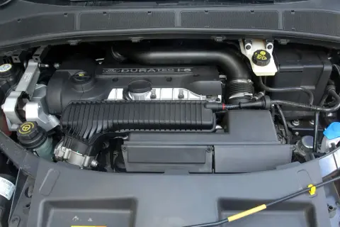 Silnik Duratec 1.5 w Fordzie Galaxy. Widoczne elementy układu dolotowego, zbiorniczek płynu wspomagania i inne podzespoły.