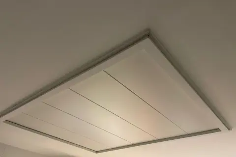 Techo desmontable blanco con lamas finas, ideal para baños. Una solución práctica entre los tipos de techos desmontables para baños.