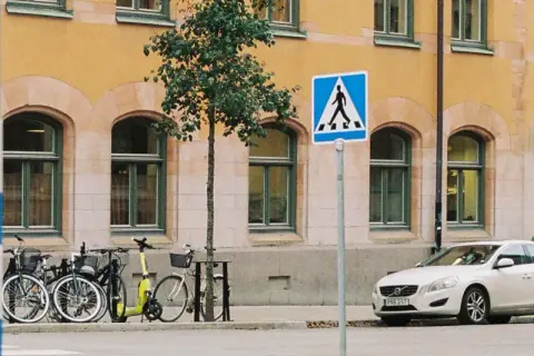 Parkeringsskyltar betydelse: Blå skyltar visar var man får parkera, med tidsbegränsningar och avgifter. Fotgängare har företräde vid övergångsstället.