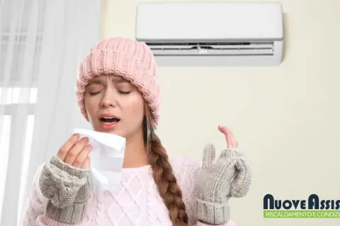 Donna con cappello e guanti di lana starnutisce, il condizionatore non fa aria fredda.