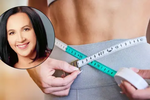 Uśmiechnięta kobieta i miarka krawiecka na talii. Dieta 1200 kcal efekty po 2 tygodniach są widoczne!