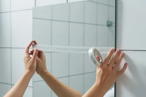 Jak odkleić lustro od ściany bez uszkodzeń i stresu? Sprawdź metody