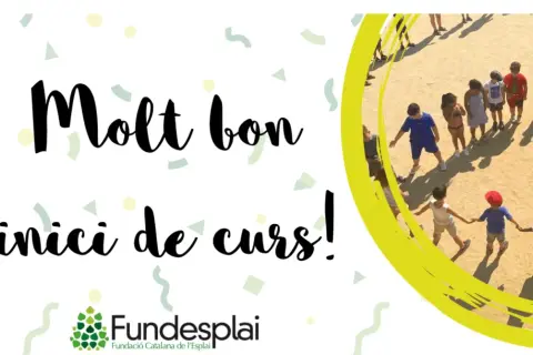 ¡Feliz inicio de curso! Niños y niñas tomados de la mano, listos para las actividades.