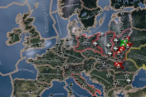 Mapa Europy z ikonami samolotów i okrętów, symbolizująca strategiczne rozgrywki w grze Hearts of Iron. Widoczne są fronty i obszary działań wojennych.