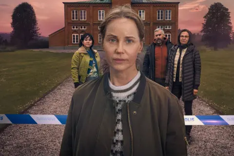 Fyra personer står framför ett tegelhus, avspärrat med polisens band. En spännande deckare på TV4 Play.