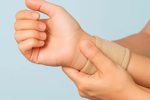 Mano con polsino elastico, che indica un possibile dolore al polso quando lo ruoto.