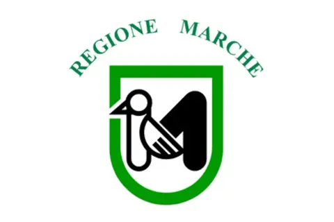 Simbolo della Regione Marche: un uccello stilizzato che forma la lettera M, racchiuso in uno scudo verde.