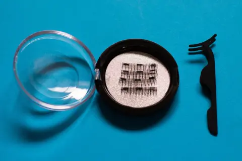 Magnetische Wimpern in einer Dose mit Applikator, eine Hilfe für Frauen, die während der Chemotherapie ihre Wimpern verlieren.