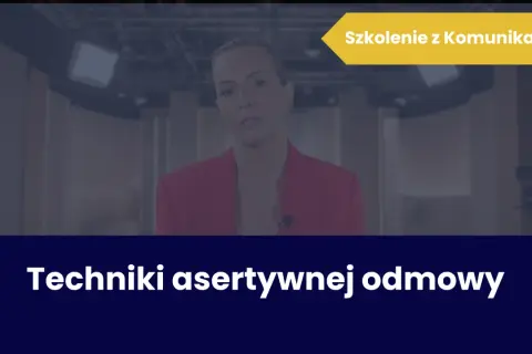 Kobieta w czerwonej marynarce podczas szkolenia z komunikacji omawia techniki asertywnej odmowy.