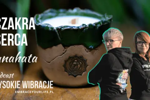 Podcast "Wysokie Wibracje" o tym, jak odblokować czakrę serca. Dwie osoby w bluzach z kapturem stoją obok siebie.