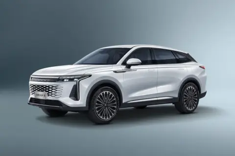 Biały SUV Omoda 9 na szarym tle, widok z przodu i z boku.