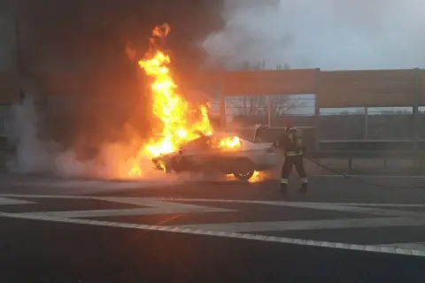 Strażak walczy z płomieniami, gdy samochód na autostradzie płonie. Czy olej napędowy się pali?