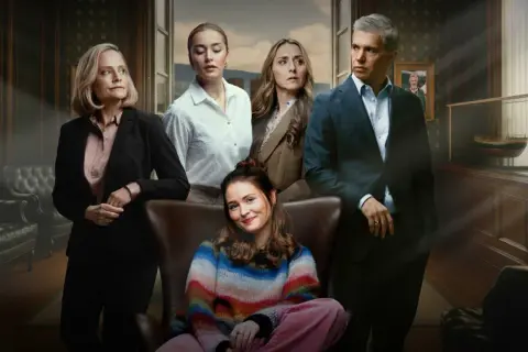 En familj samlad i ett lyxigt rum, kanske en nepo baby serie som utforskar deras liv.