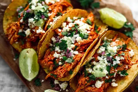 Tre saftiga kycklingtinga-tacos med ost, koriander och lime. En fest för ögat och magen!