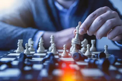Gracz wykonuje strategiczne ruchy w szachach, przesuwając białego króla.