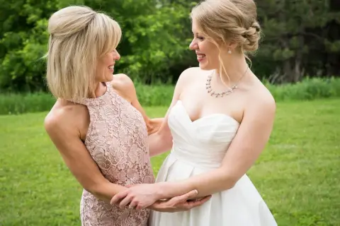 Jak wybrać idealną suknię dla mamy pana młodego – modne i eleganckie propozycje