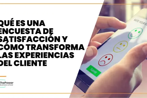 Mano calificando experiencia en móvil con caritas. Ejemplos de encuestas de satisfacción para mejorar el servicio.