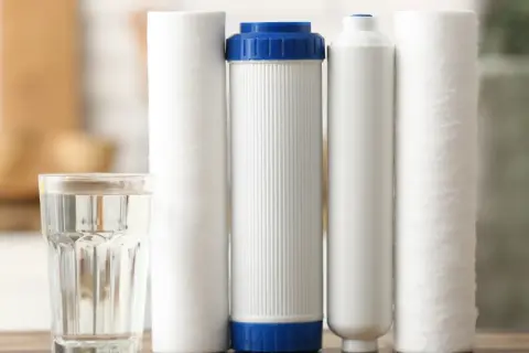 Verre d'eau et cartouches filtrantes. Quand changer cartouche anti-calcaire ? C'est le moment de penser à leur remplacement pour une eau pure.