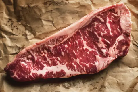 Wyjątkowa łata wołowa z widocznym marmurkowaniem, gotowa na grill.