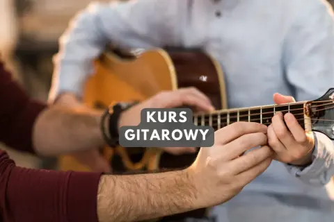 Naucz się jak zagrać na gitarze "Nothing Else Matters" na kursie gitarowym. Lekcja z nauczycielem.