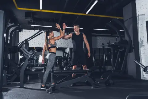 Co lepsze: crossfit czy siłownia? Odkryj wady i zalety obu treningów
