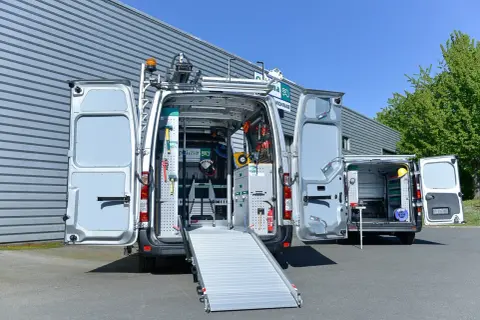 Aménagement d'un fourgon pour un professionnel : une excellente idée rangement camion avec outils et échelle.