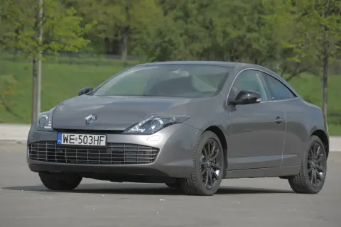 Szary Renault Laguna 3 wymiary coupe stoi na parkingu.