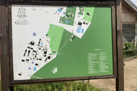 Mapa Ziołowego Zakątka Koryciny. Poznaj atrakcje tego miejsca, od chat po ogrody i miejsca wypoczynku.