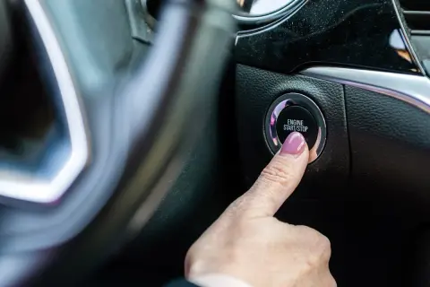 Palec naciska przycisk "ENGINE START/STOP", by dokonać wyłączenie start-stop na stałe.